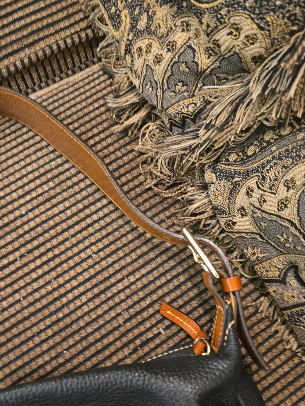 Dooney &Bourke - Picture 4 of 6